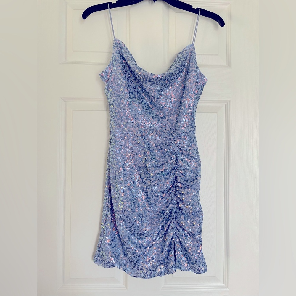 Mini dress with sequins appliqué and mini slit